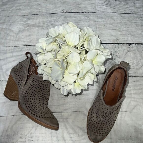 Jeffrey Campbell Taggart Suede Cutout Taupe Cut Out Pointed Western Booties 6.5 - Picture 1 of 9